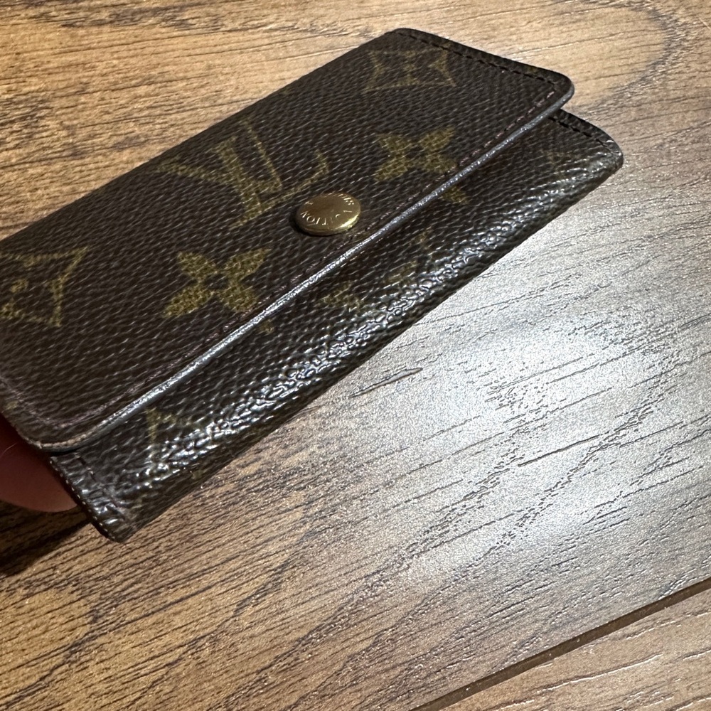 AUTHENTIC Louis Vuitton key holder. Monogram pattern.